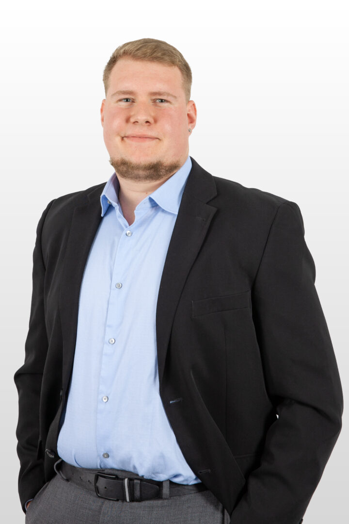 Fachmann Betriebsunterhalt EFZ, Mitglied Vorstand SVP Zäziwil, Mitglied Feuerwehr Konolfingen, Diensthundeführer Unteroffizier der Armee Hobbys: Blasmusik und Hundesport