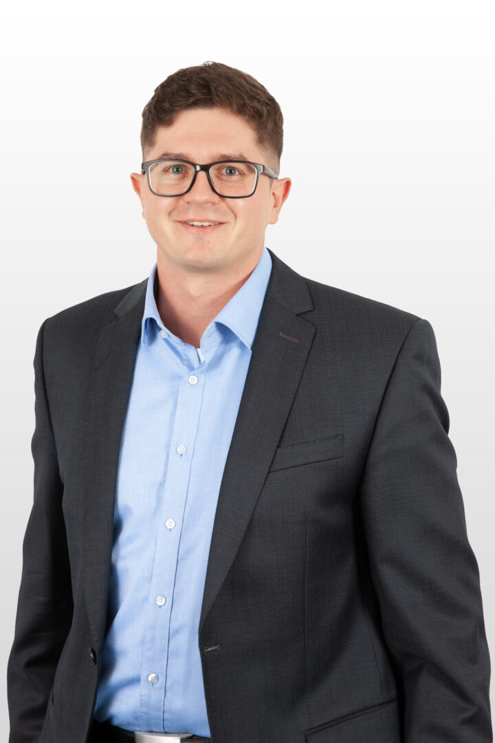 Yannik Beugger, 1997, Wichtrach, Kaufmann EFZ, Student Geschichte, Präsident SVP Wichtrach, Samariter, Panzergrenadier, Hobbys: Crossfit, Wandern, Tennis