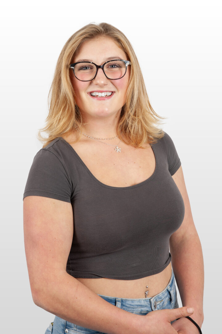 Ich pack an jung, motiviert und mit beiden Füssen auf dem Boden. Als angehende Landwirtin weiss ich, was Arbeit bedeutet, und setze mich aus der Praxis für unsere Zukunft ein.