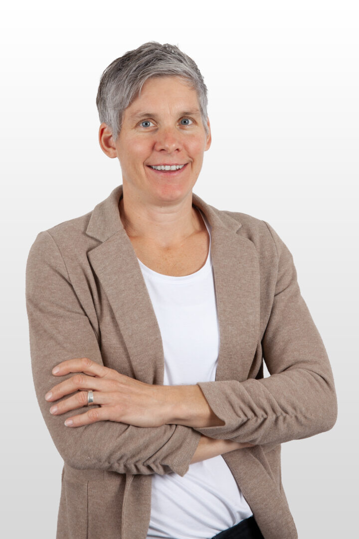 Floristin, Bäuerin/Direktvermarktung, verheiratet, 5 Kinder, Gemeindepräsidentin, Klassenhilfe im Kindergarten, Vorstand Verband BE Landfrauenvereine, Emmentaler Jodler