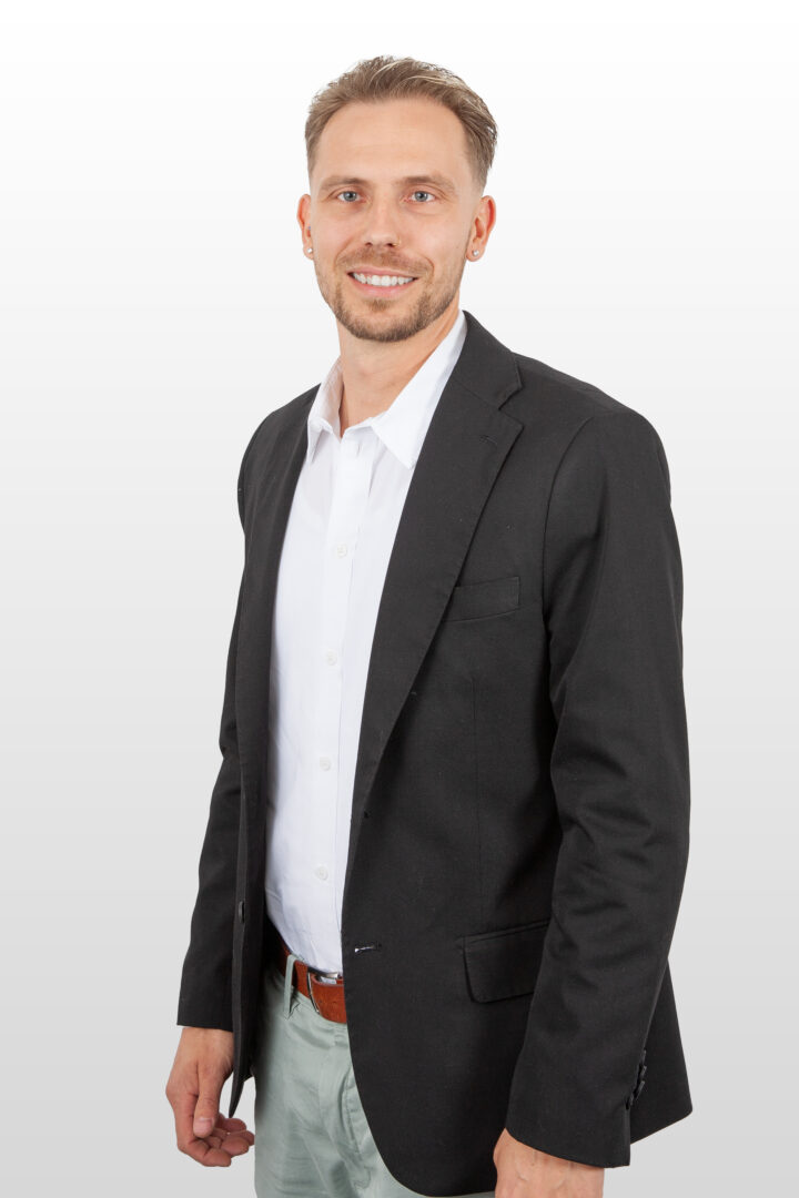 Leiter Sanitärservice, Servicetechniker Liiert, 2 Söhne (8/4) Präsident SVP Walkringen, Mitglied GPK Zuhören, Planen, Umsetzten - Aus der Werkstatt ins Parlament - Politik vom Büetzer für Büetzer