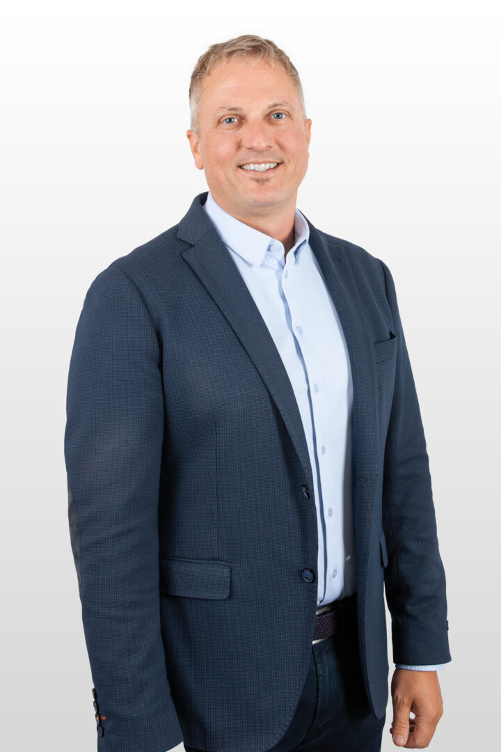 Unternehmer-Generalagent, Ing. Agronom, Gemeindepräsident, Vorstand Berufsbildungsverband VBV, verheiratet, 2 Kinder, www.christoph-zbinden.ch