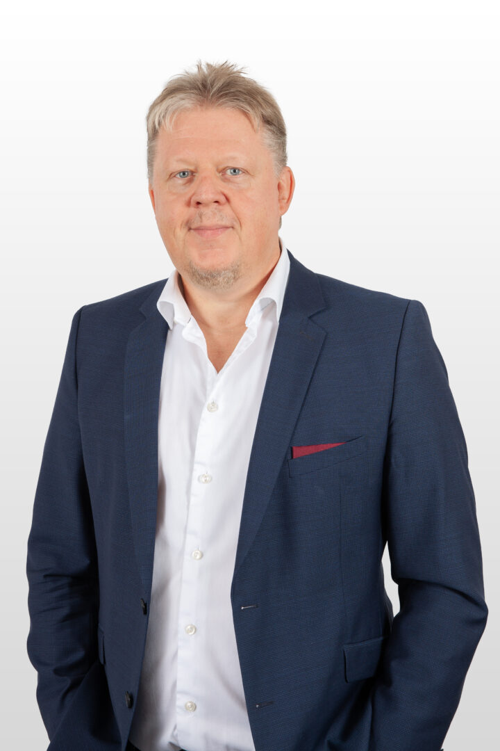 Unternehmer, Grossrat, Gemeinderat, Stiftungsr. Kastanienpark, Vize-Präs. MFV, SVP Mittelland-Süd, Präs. SVP G’see, verheiratet, 2 Söhne, www.fabian-zulliger.ch